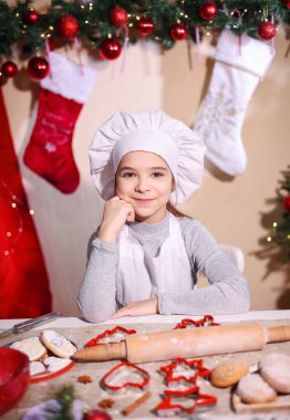 Şefin şapkasıyla gülümseyen bir kızın portresi..