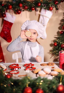 Neşeli kız gözlerini kapar Noel kurabiyesi şeklinde top şeklinde kurabiyelerle