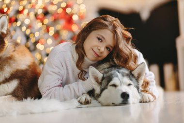 Noel geçmişinde iki Husky olan bir kız..