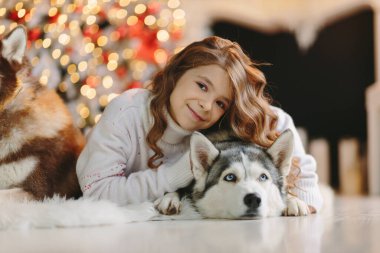 Noel geçmişinde iki Husky olan bir kız..