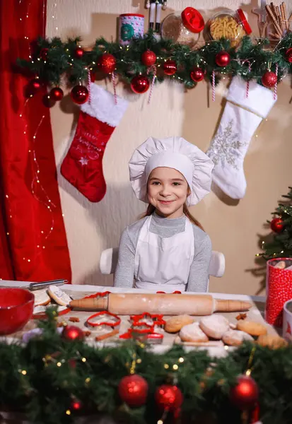 Şefin şapkasıyla gülümseyen bir kızın portresi..