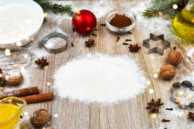 Noel için gerekli malzemeler ahşap bir masada, şenlikli bir dekor ve unla birlikte..