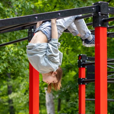 Barlarda eğlenen bir kızın neşeli ve dinamik bir sahnesi.
