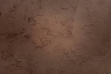 Doğal dekoratif tasarımları olan desenli kahverengi bir duvarın detaylı bir yakın çekimi..