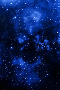 Galaksi yıldızlarının parlak bulutlar ve kozmik elementlerle aydınlatılması