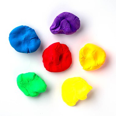 Parlak renkli model kil temiz beyaz bir yüzey üzerinde farklı canlı renkler sergiliyor.