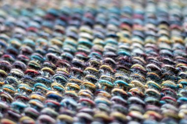 Örgü kumaşın karmaşık dokusunu ve detaylarını gösteren renkli bir yakın plan..