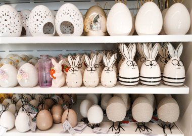 Kamyanets-Podilskyi, Ukrayna - 4 Nisan 2025 - Paskalya esinlenilmiş seramik heykelcikler ve tavşan tasarımlı dekorasyonlar koleksiyonu