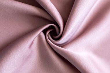 Lüks pembe ipekten, yumuşak kıvrımlarını ve dokusunu gösteren detaylı bir manzara.