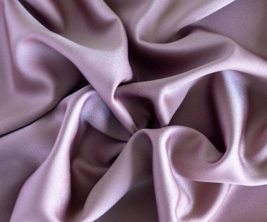 Zarif lavantalı kumaş kıvrımları lüks ve yumuşak bir akış dokusu yaratır.