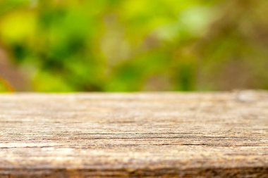 Dokuma ahşap masa üstü, odak dışı yeşillik, doğal temalar için mükemmel.