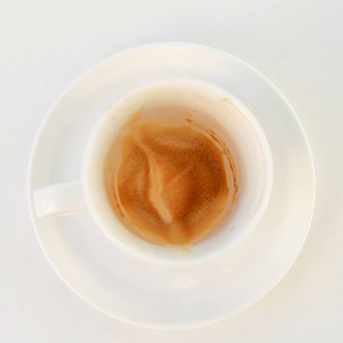 İçi boş kahve fincanı. Üstten görülebilen köpük kalıntıları.