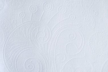 Karmaşık girdaplar ve çiçek desenli beyaz kabartmalı duvar kağıdı deseni..