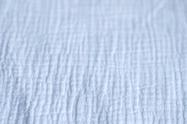 Yumuşak beyaz kumaş, hassas doku yüzeyine odaklanmış ve kırışıyor..
