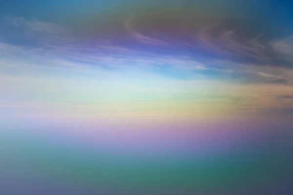 Wazige Abstracte Regenboog Achtergrond Witte Wolken Blauwe Lucht Boven Zee — Stockfoto