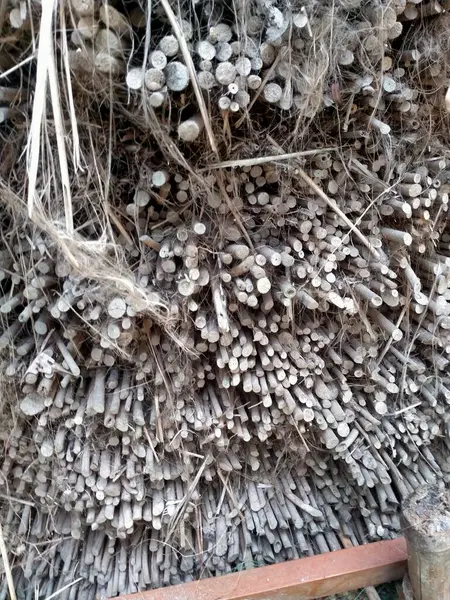 Yakacak odun ve odun yığını.