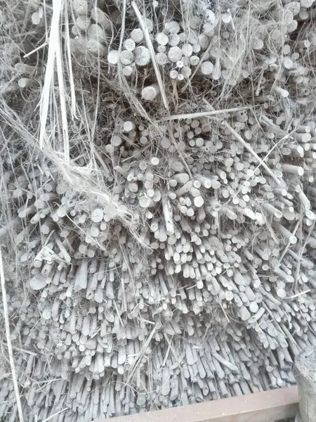 Bir sürü siyah ve beyaz taş.