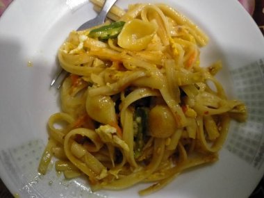 Sebze ve soslu spagetti.