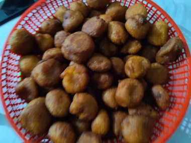 Soslu kızarmış tavuk.