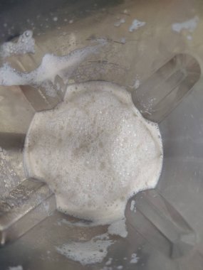 Tahta bir masada hamur ve un.