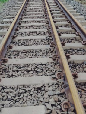 Eski paslı demir demiryolu