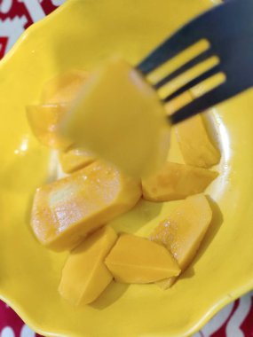 Mango ve mango beyaz tabakta