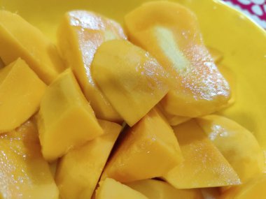 Tabaktaki mango dilimlerini kapat