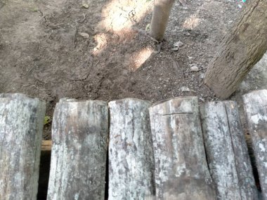 Parktaki eski ahşap çit