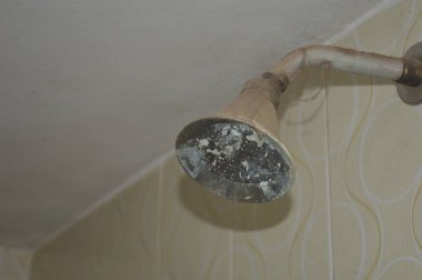 Duvardaki eski metal boru