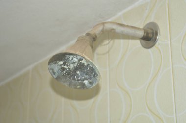 Duvardaki eski metal saplı.