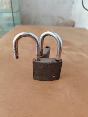 Ahşap bir masada eski asma kilit, fotoğrafa yakın çekim..