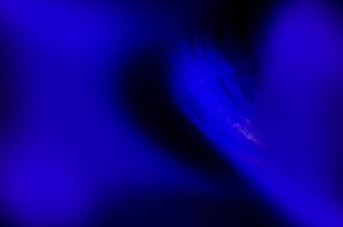 Dalgalar ve eğriler şeklinde mavi renk çizgilerinin soyut arkaplanı, bazı pürüzsüz çizgiler ve bazı grunge efektleri içeren soyut mavi arkaplan