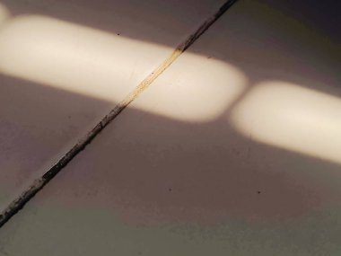 Evin duvarlarında ışıklar ve gölgeler olan soyut bir arka plan.