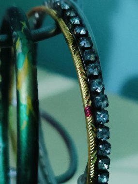 Yeşil arkaplanda incilerden bir bilezik kapat.