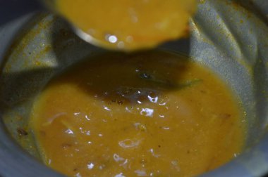 İçinde kaşık olan bir kase çorbanın kapağını kapat.