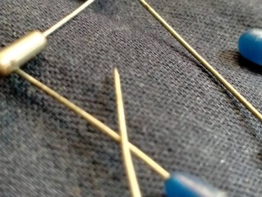 İğneye yakın çekim ve dikiş düğmeli kot pantolon.