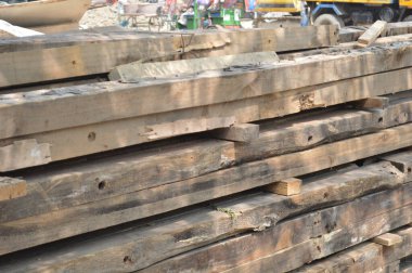 İnşaat ahşap günlükleri yığını