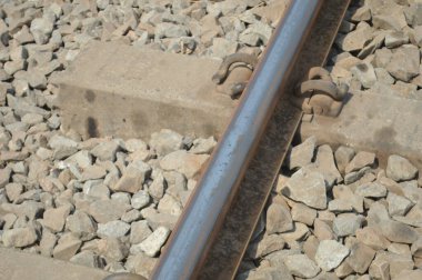 Yoldaki demiryolu rayları