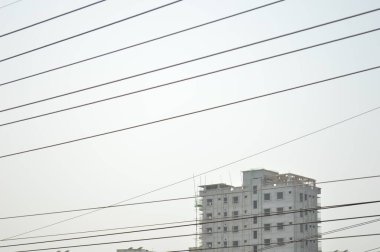 Şehirdeki yüksek voltajlı elektrik hatları