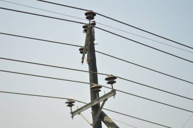 yüksek voltaj direği ve gökyüzündeki kablolar