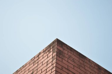 Mavi gökyüzünde kırmızı tuğla çatı