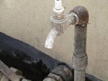 Sokaktaki kirli su borusu.