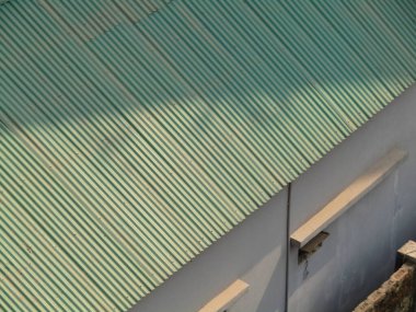 Paslı teneke duvar dokusu arkaplanı                               