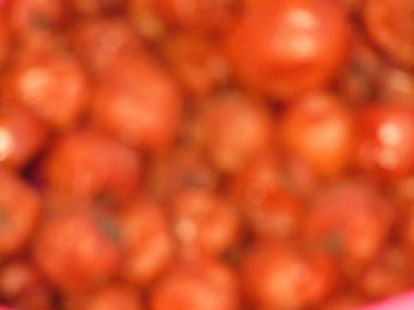 Bahçedeki kırmızı domatesin bulanık arka planı