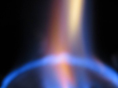 Alevler içinde, yaklaşın