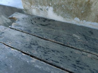 Büyük desenli eski ahşap bir masa.