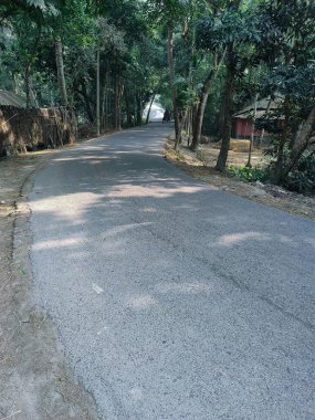 Köy yolu ağaçlarla ve güzel doğayla kaplı. Ortaçağ 'daki eski köyün kırsal yolu..