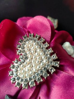 Pembe kumaşta kalp tasarımı