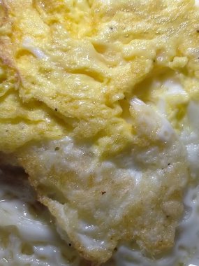 Çırpılmış yumurtalı omlet, beyaz tabakta.