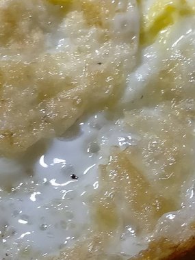 Çırpılmış yumurtalı omlet, beyaz tabakta.